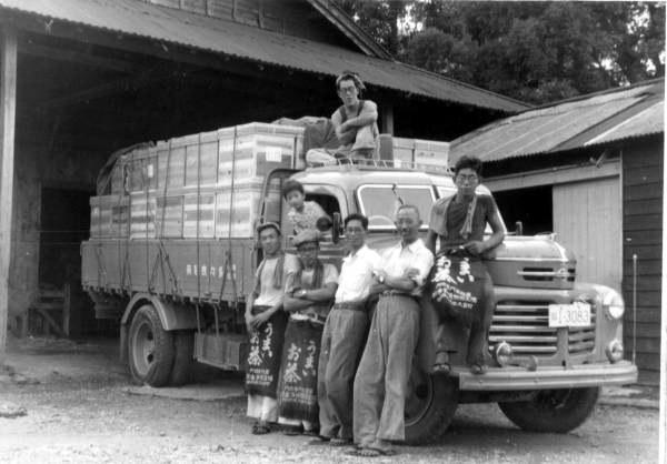 Our staff in front of a Nagamine delivery truck, mid-Showa era
