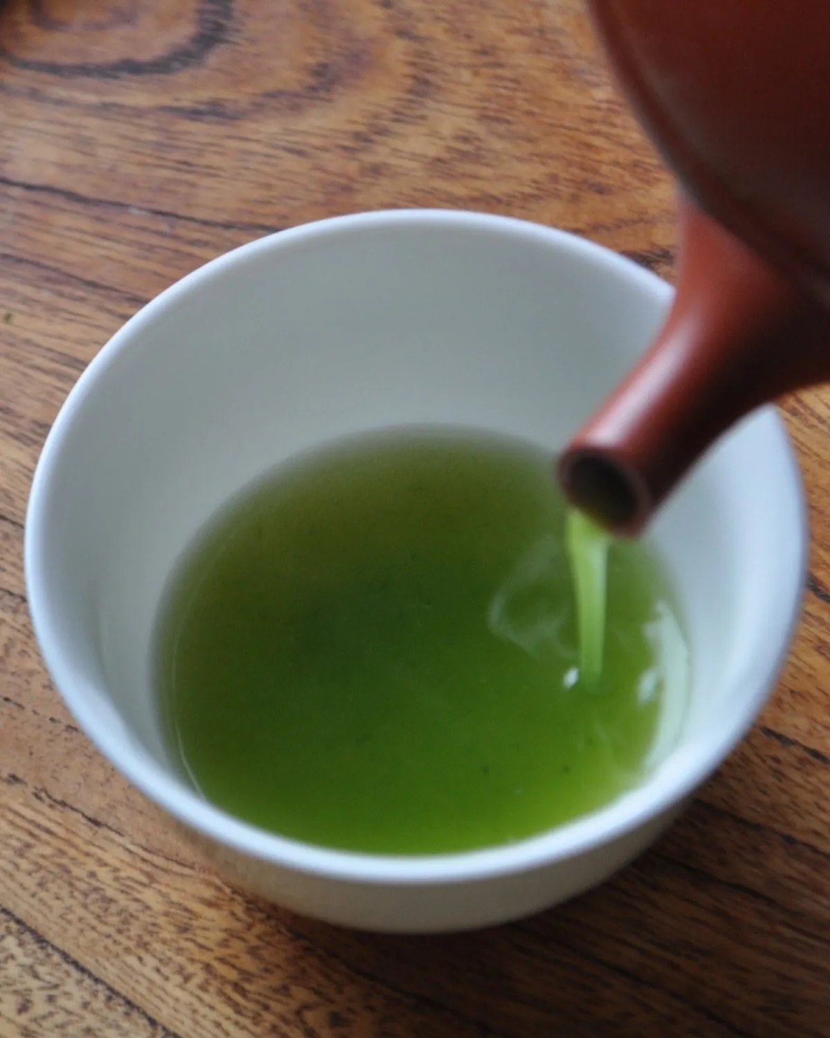 あさつゆあさつゆを急須から注ぐ様子
